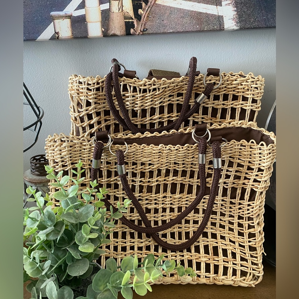 A pair of woven straw bags!‎ Excellent condition!